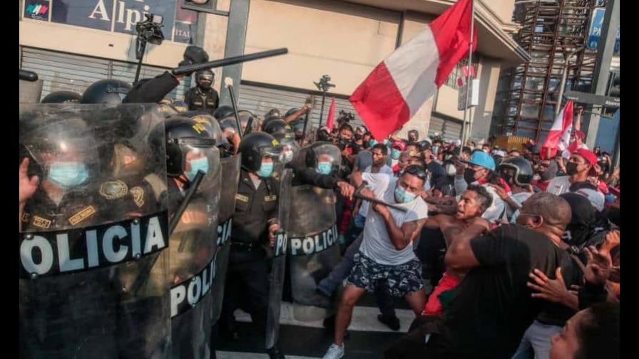 Un muerto y 15 heridos en nueva jornada de protestas en Perú