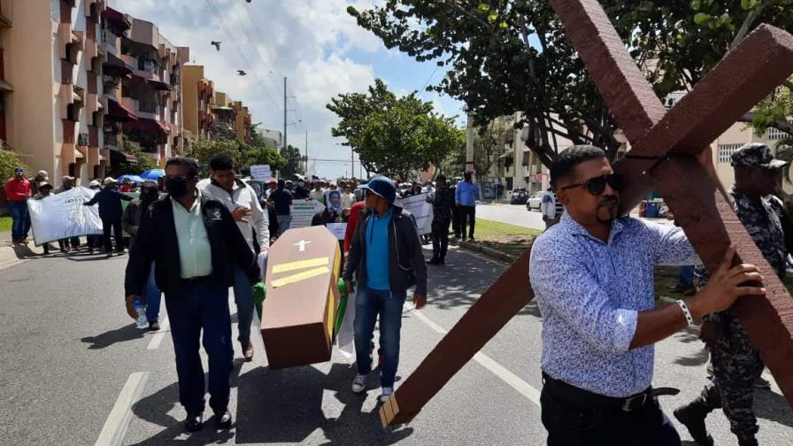 Agropecuarios marchan hasta el Palacio Nacional en reclamo de reposición de técnicos y otras reivindicaciones