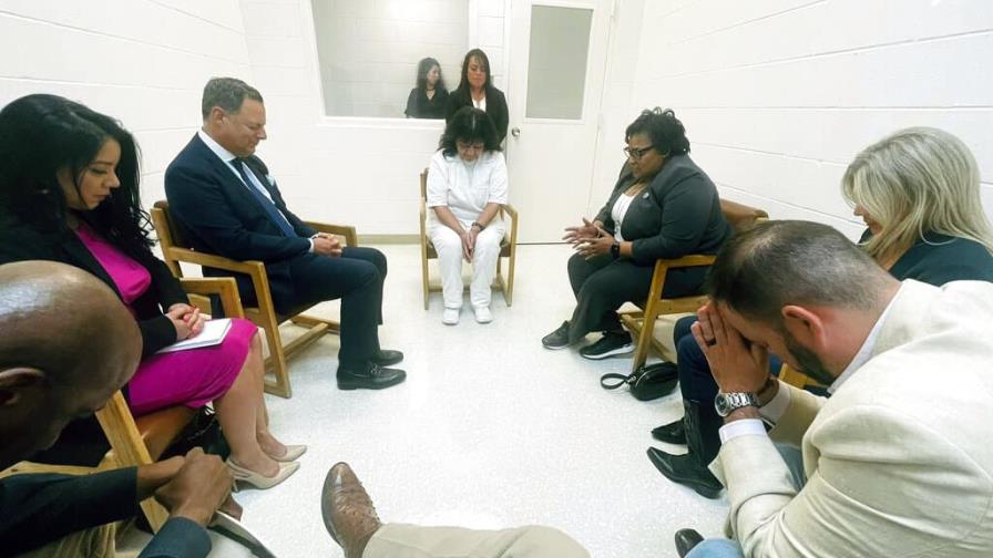 Legisladores de Texas visitan a mujer condenada a muerte