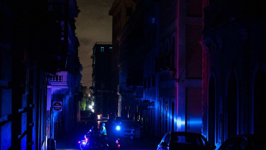 El restablecimiento del servicio eléctrico avanza con lentitud en Puerto Rico