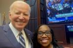 Confirman a la primera jueza negra para la Corte Suprema, y Biden lo celebra con este selfie Confirman a la primera jueza negra para la Corte Suprema, y Biden lo celebra con este selfie
