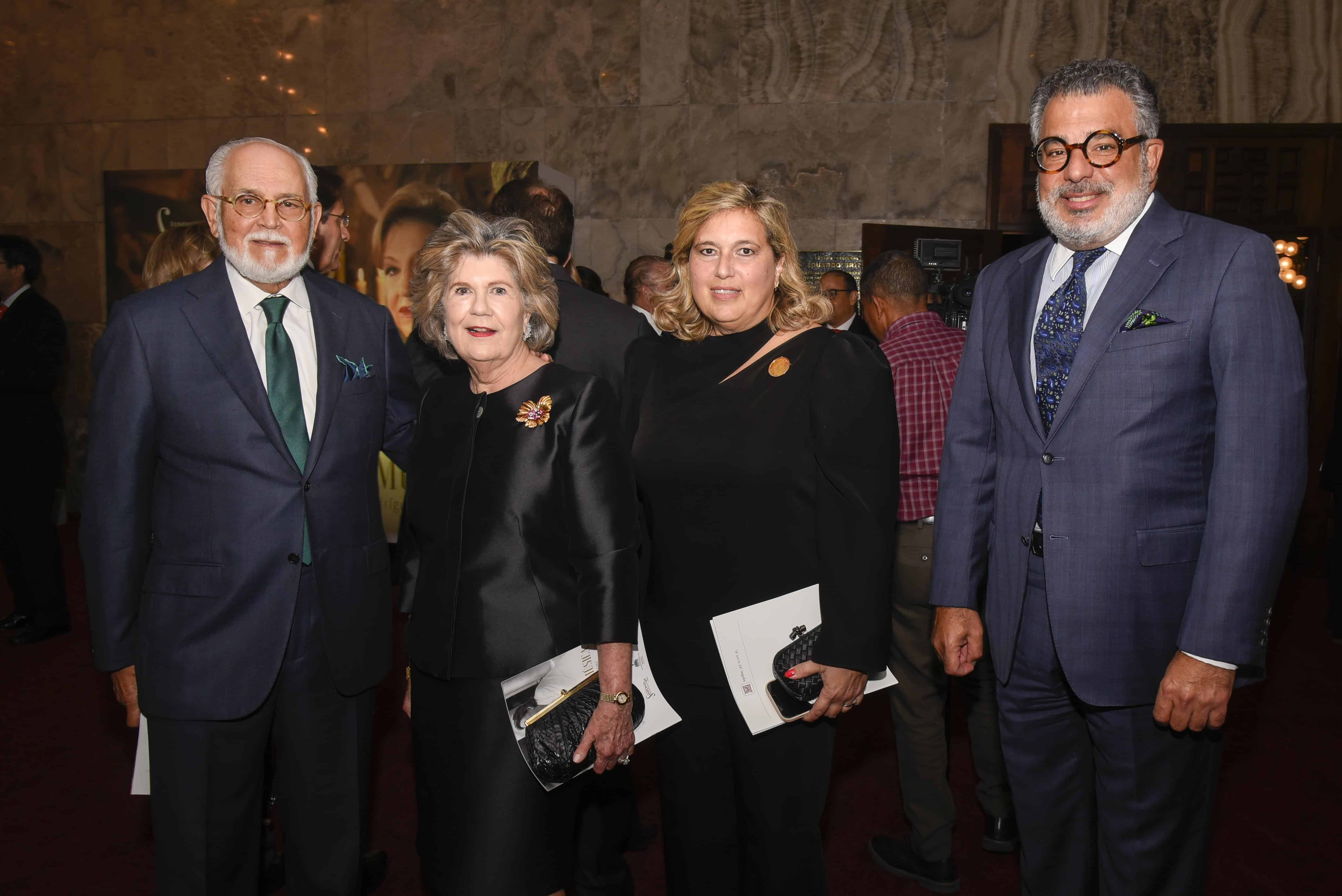 Tony Caro, Rosalía de Caro, Wendy de De Marchena y Enrique De Marchena.