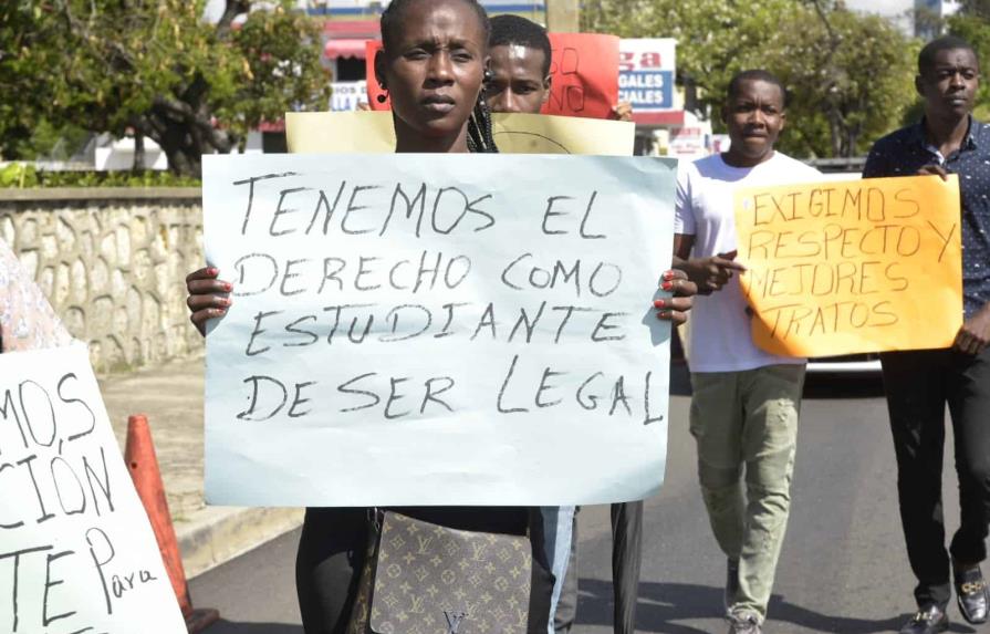 Estudiantes haitianos piden devolución de pasaportes