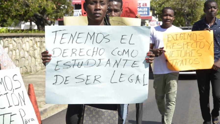 Estudiantes haitianos piden devolución de pasaportes