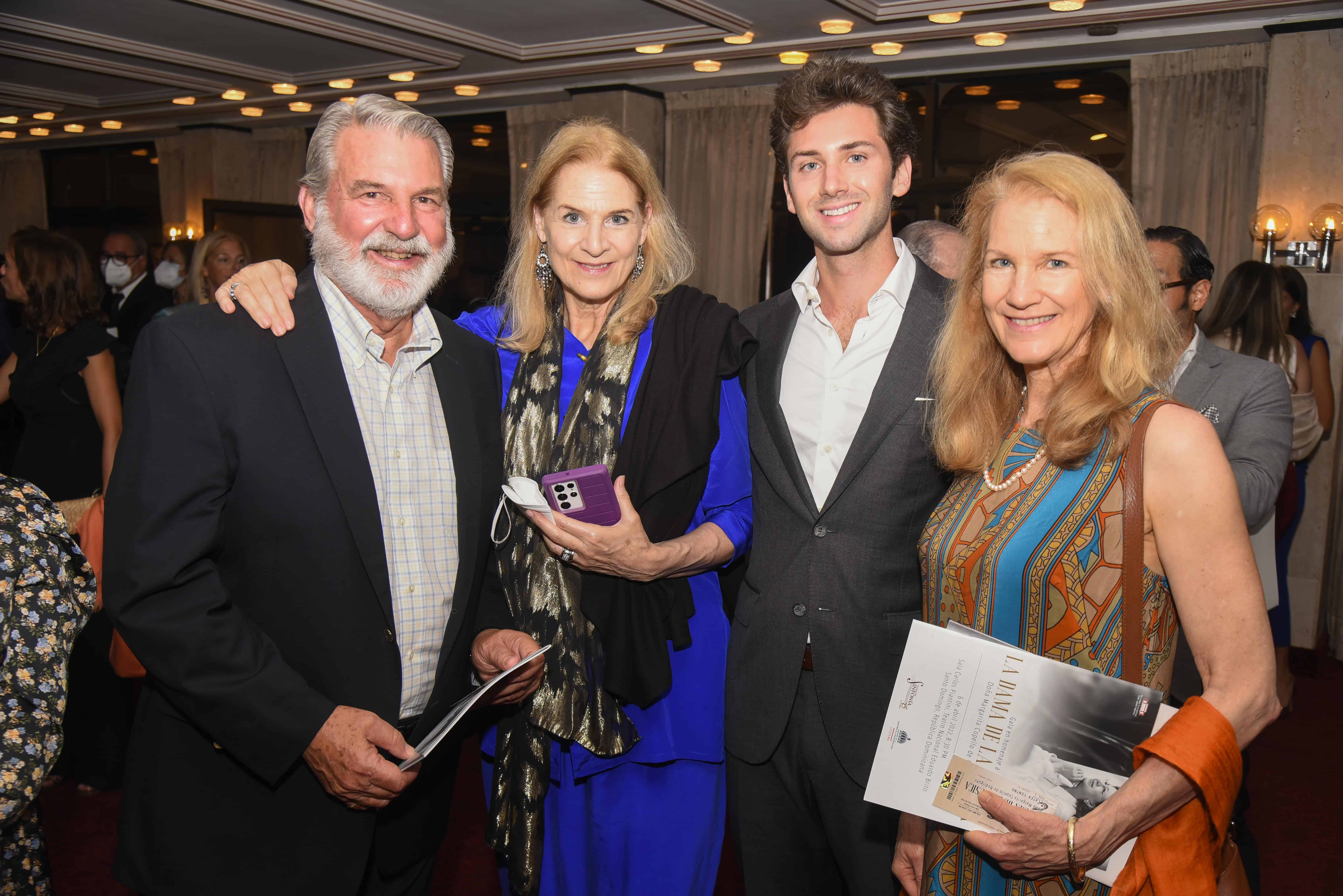 Ribert Dudley, Nancy Dudley, Connor Schon y Susan Dudley Schon.