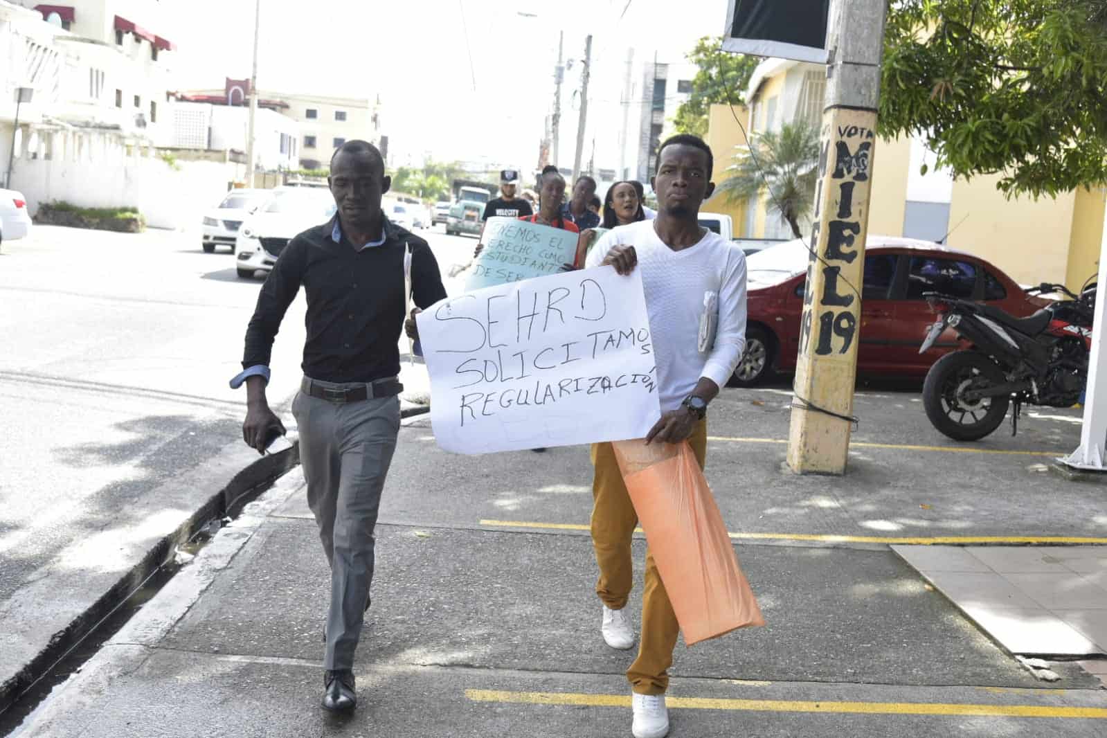 Marcha de estudiantes haitianos en la República Dominicana este jueves 07 de abril de 2022.