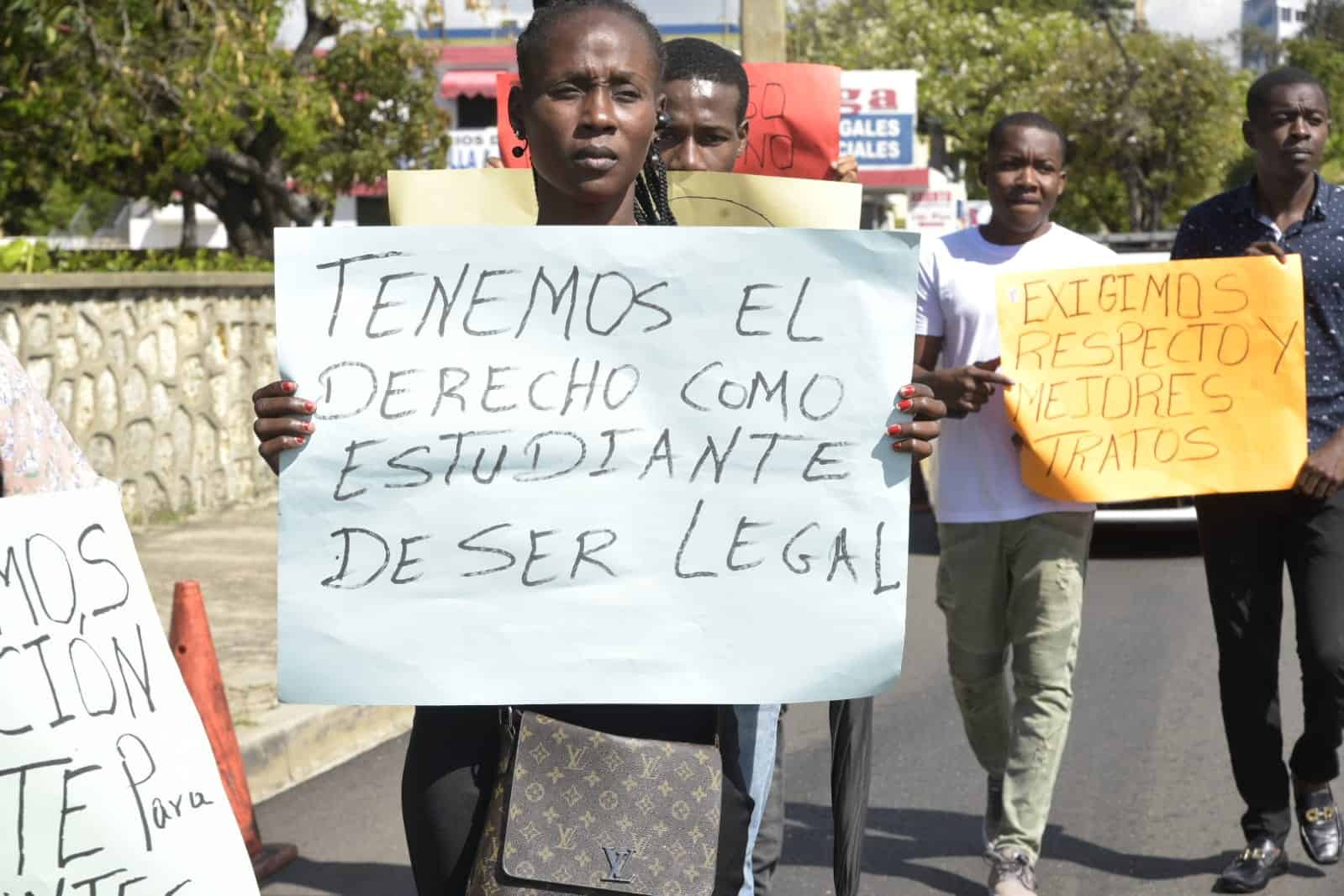  Eliana Dorsainvil, estudiante haitiana de enfermería en la marcha de este jueves 07 de abril de 2022.