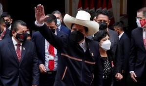 Castillo se despliega en Perú para apaciguar la crisis política