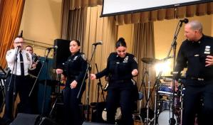 Una banda de la policía neoyorquina lleva la salsa a las escuelas del Bronx