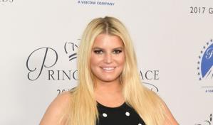 Cantante Jessica Simpson pierde 100 libras y lo presumi&oacute; en bikini