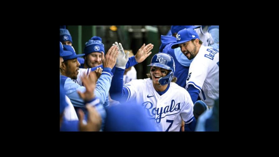 Bobby Witt Jr. brilla en debut; Cleveland cae con su nuevo nombre