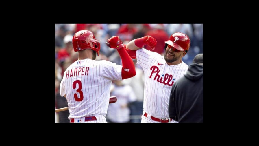 Kyle Schwarber pega jonrón en su 1er turno con los Filis de Filadelfia