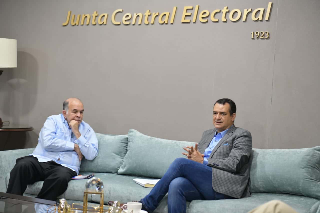 Pleno de la JCE y los partidos reunidos. 