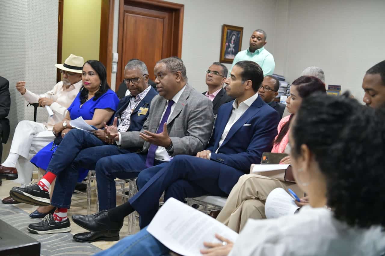 Pleno de la JCE y los partidos reunidos. 