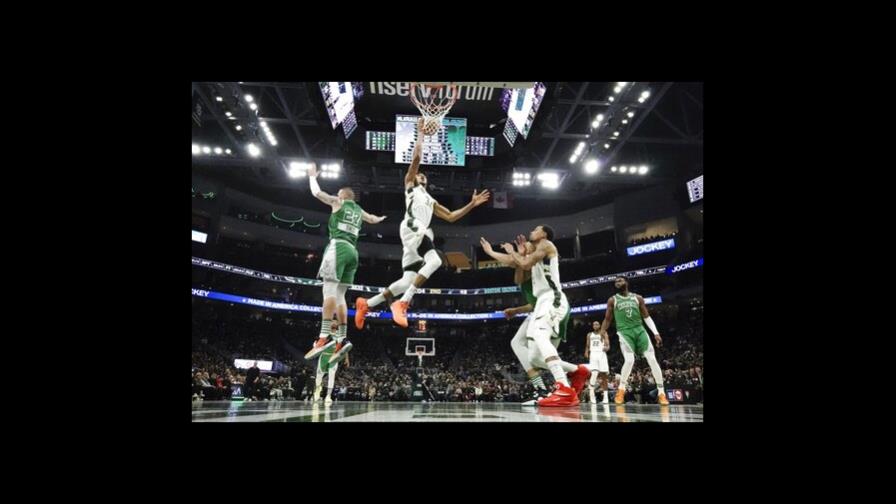 Giannis y Holiday comandan triunfo de Bucks sobre Celtics