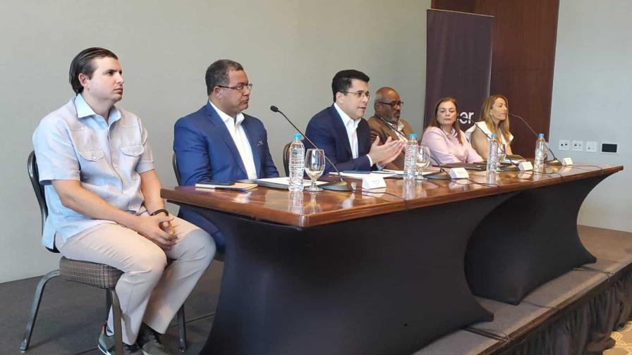 Uber y taxistas acuerdan poner fin a conflictos por pasajeros en polos turísticos Uber y taxistas acuerdan poner fin a conflictos por pasajeros en polos turísticos