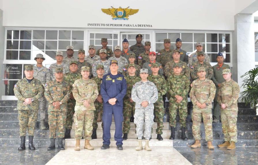 Capacitan en doctrina, entrenamiento y operaciones militares a 24 oficiales