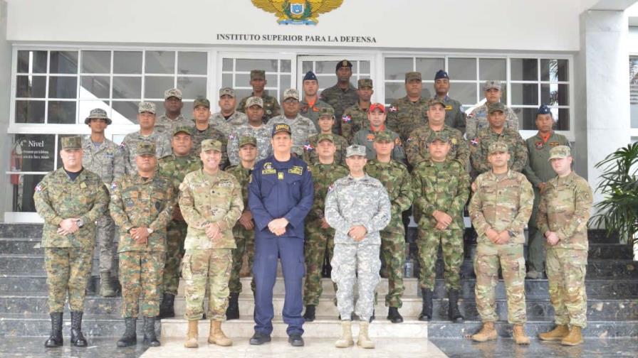 Capacitan en doctrina, entrenamiento y operaciones militares a 24 oficiales