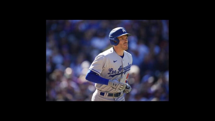 Freddie Freeman se embasa tres veces y anota en debut con Dodgers Freddie Freeman se embasa tres veces y anota en debut con Dodgers