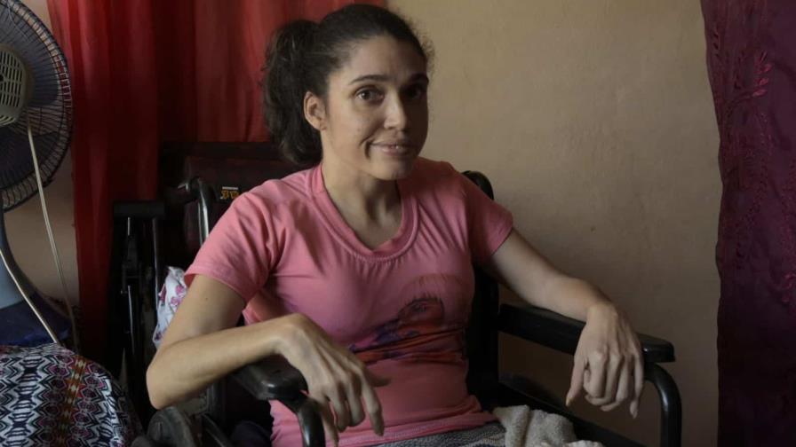 Joven que padece parálisis y  fabrica bisuterías para sobrevivir solicita ayuda al Gobierno