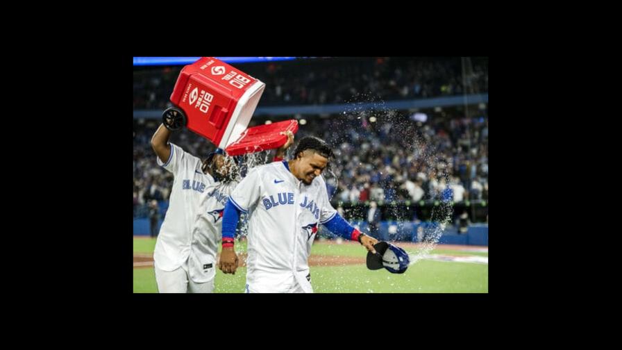 Santiago Espinal aporta hit del triunfo de Azulejos ante Rangers