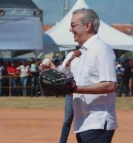 Abinader da una jugadita de béisbol con el senador Taveras Guzmán