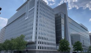 La economía de Ucrania se contraerá el 45 % este año, según el Banco Mundial