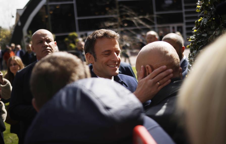 Macron, favorito para su reelección, vota junto a su esposa en Le Touquet