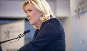 Los principales candidatos derrotados piden frenar a Le Pen en segunda vuelta