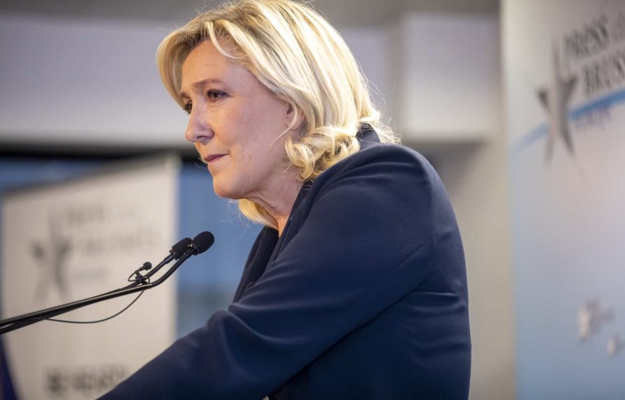 Los principales candidatos derrotados piden frenar a Le Pen en segunda vuelta
