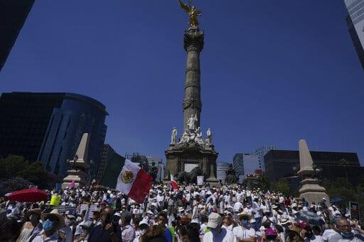 Los mexicanos votan en referendo sobre el presidente