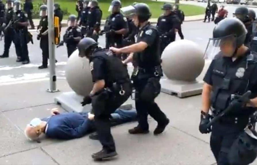 Exonerados los dos policías que hirieron a un anciano en una protesta en EEUU