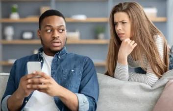 Las personas que creen en Dios son más infieles, según estudio