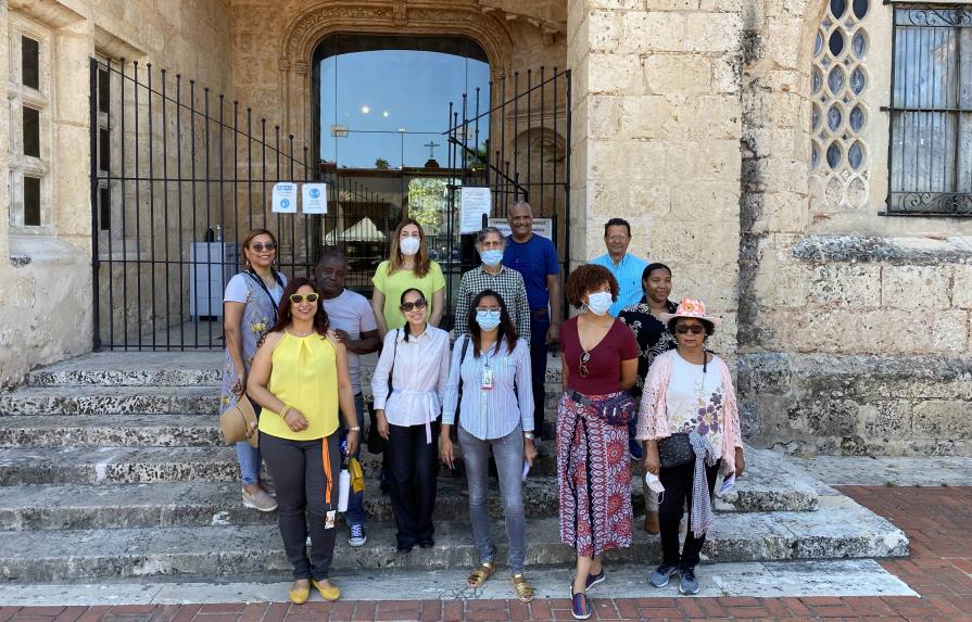 Miembros de Adompretur realizan recorrido por la Ciudad Colonial