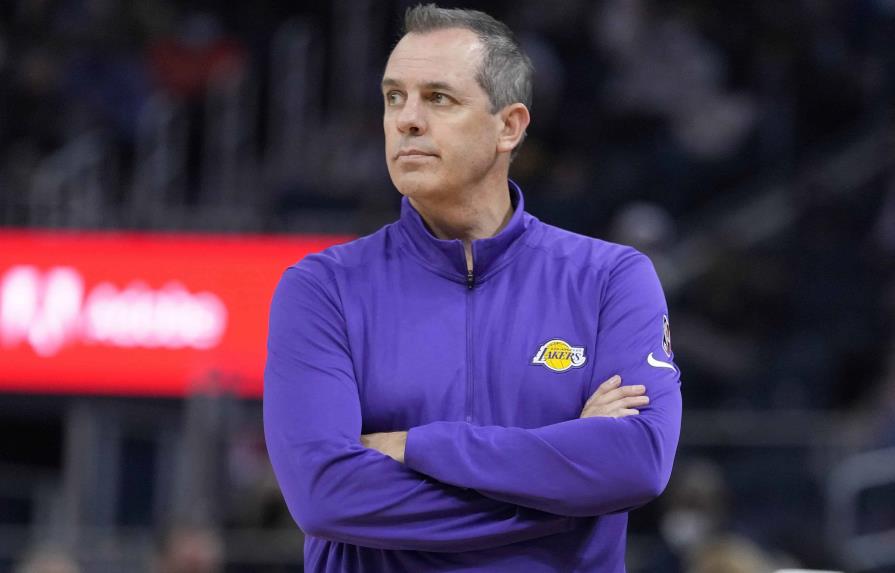 Los Lakers despedirían al coach Frank Voguel esta semana