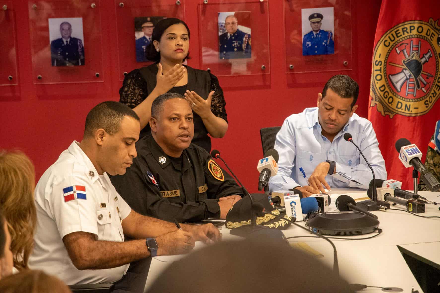 El vicealcalde Stalin Alcántara junto al intendente de Bomberos