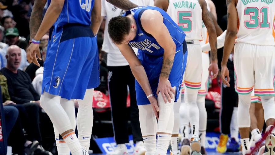 Mavs ganan a Spurs, lesión de Doncic complica los playoffs