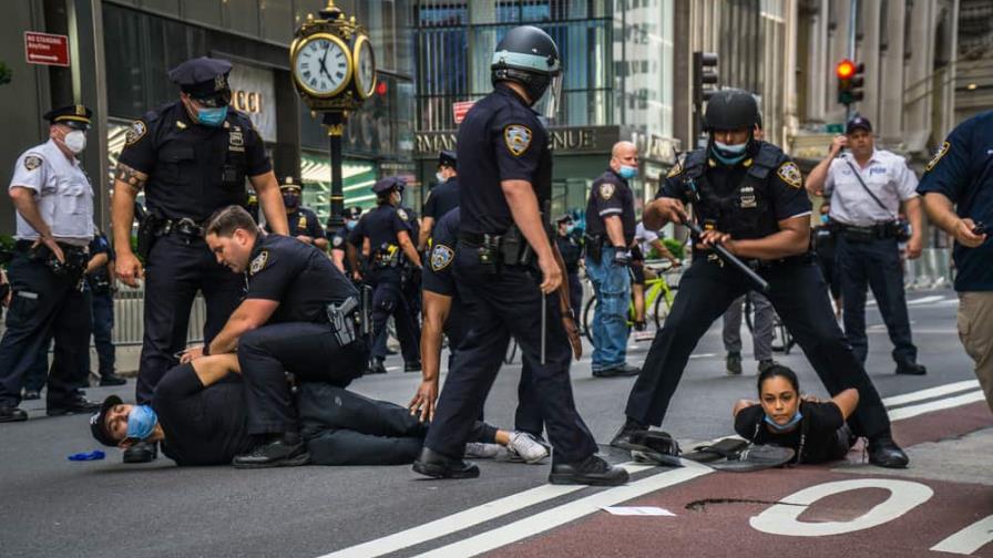 La Policía de NY protege a agentes que se saltan sus reglas, según informe