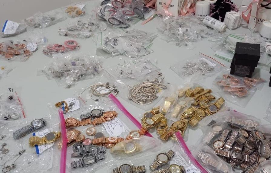Arrestan cinco personas por falsificar joyas de reconocidas marcas internacionales