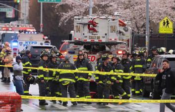 Suben a 16 los heridos durante tiroteo masivo en tren de Brooklyn