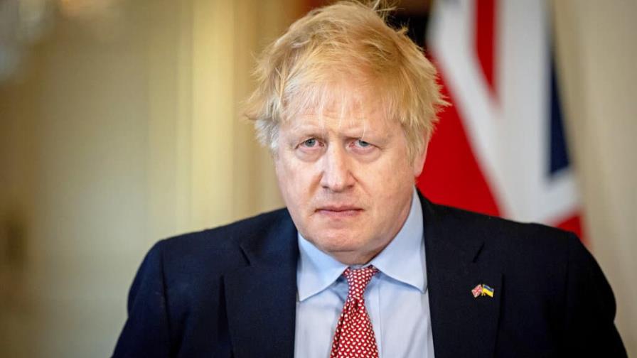 Boris Johnson se disculpa sin dimitir, tras ser multado por fiesta durante el confinamiento