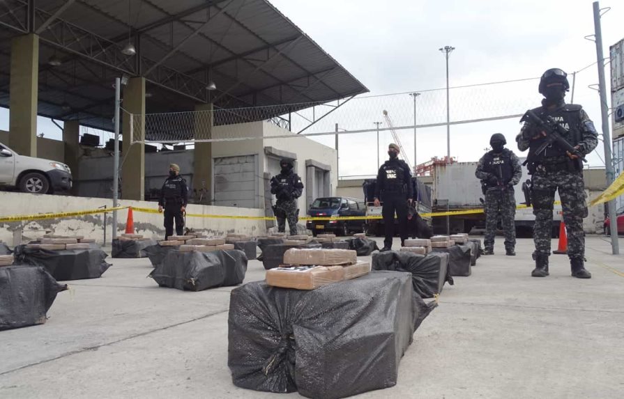 Policía de Ecuador decomisa 959 kilos de cocaína que iban a Reino Unido