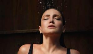 Celia Lora desayunó junto a una jirafa