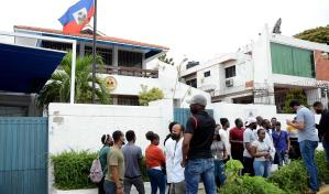 Estudiantes haitianos residentes en Santiago acusan de extorsi&oacute;n a agentes de Migraci&oacute;n