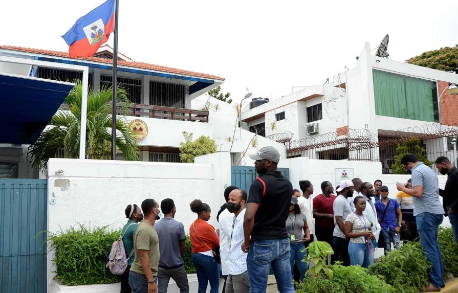 Estudiantes haitianos residentes en Santiago acusan de extorsión a agentes de Migración