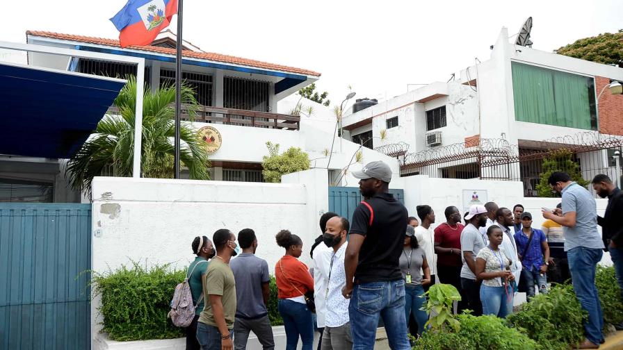 Estudiantes haitianos residentes en Santiago acusan de extorsión a agentes de Migración