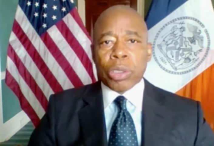 Alcalde de Nueva York dice se reforzará la vigilancia en el metro tras el tiroteo