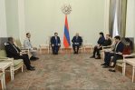 Hans Dannenberg presenta cartas credenciales al presidente de Armenia