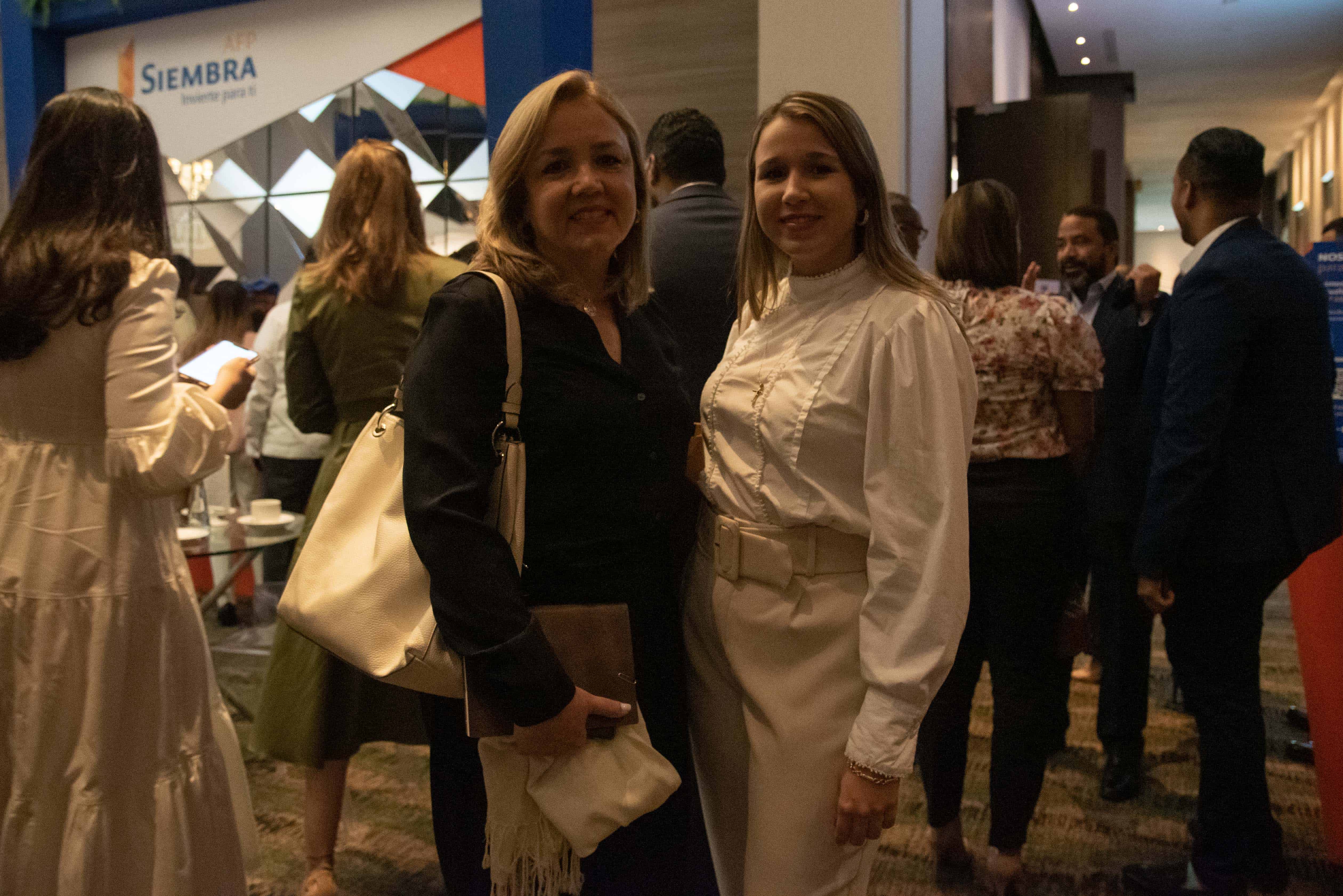 Aida Miranda y Natalia Flores.