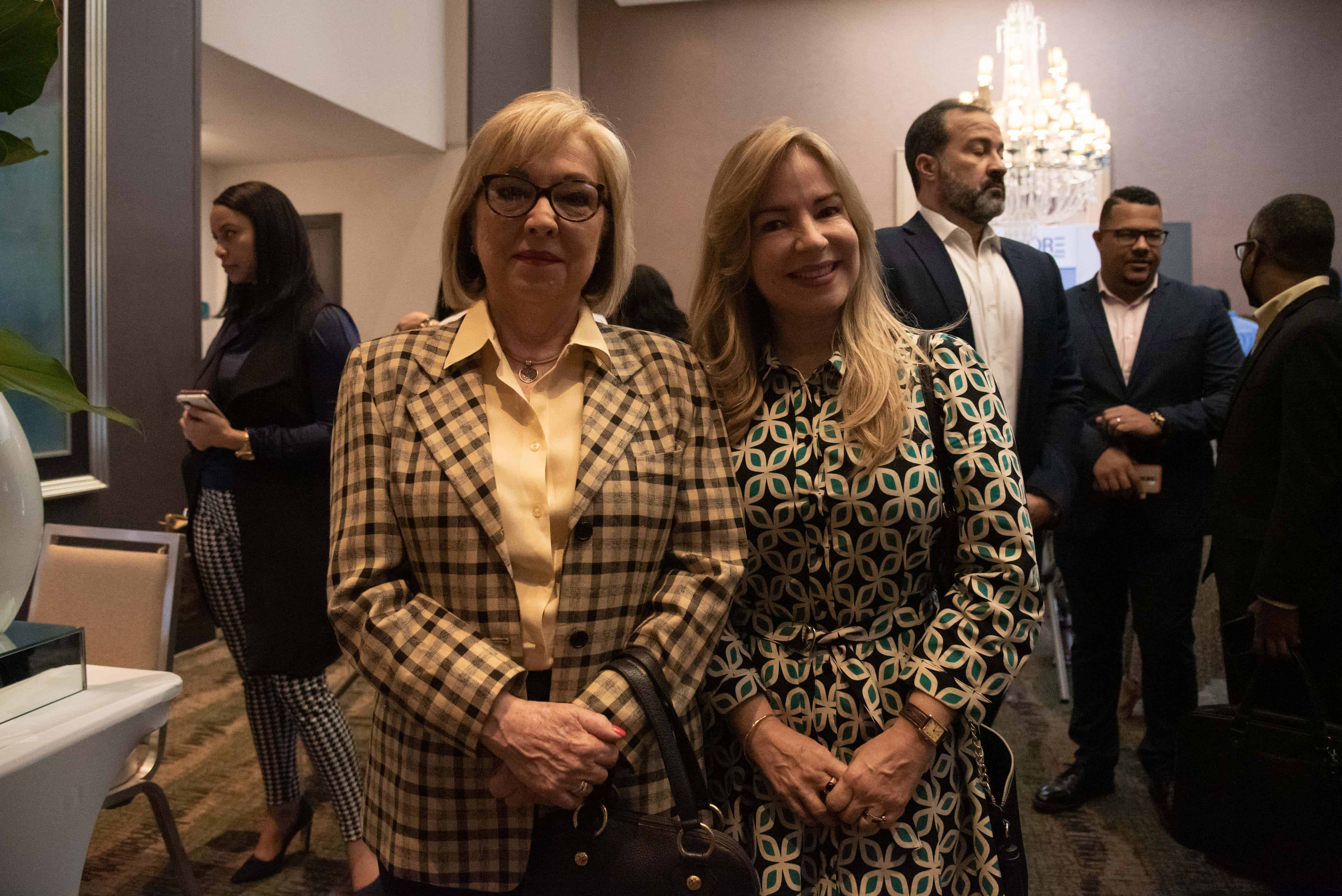 Vicky de Díaz y Flor Hernández.